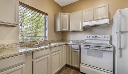 King Room with Kitchen - Non-Smoking