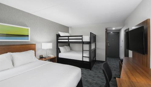 Room with One Queen and One Bunk Bed - Non-Smoking