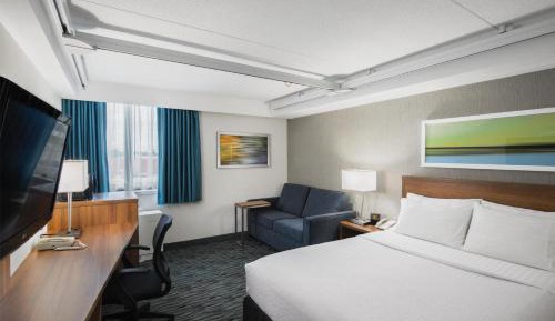Queen Room with Roll-In Shower and Sofa Bed - Disability Access/Non-Smoking