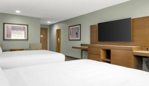 Deluxe Queen Room with Queen Bed and Seating Area - Non-Smoking
