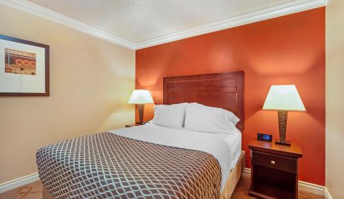Two-Bedroom Queen Apartment with Sofa Bed and Full Kitchen - Pet Friendly/Non-Smoking