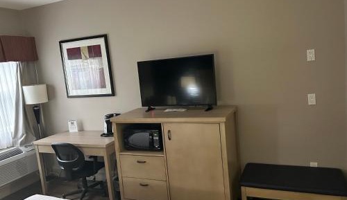 Queen Room with Roll-In Shower - Mobility Accessible/Non-Smoking