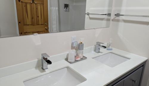 Deluxe Queen Suite