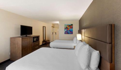 Queen Room with Two Queen Beds and Walk-In Shower - Mobility Accessible
