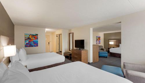 Room with Two Queen Beds and One King Bed - Non-Smoking
