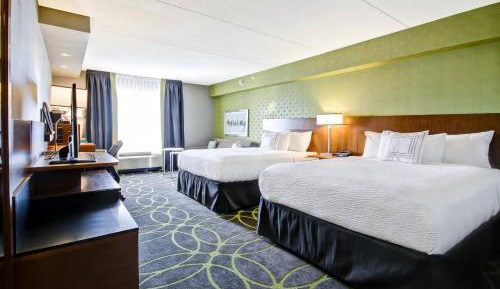Studio with Two Queen Beds and Roll-In Shower - Mobility Access/Hearing Accessible