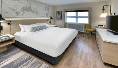 King Room with Roll-in Shower - Mobility Accessible/Non-Smoking