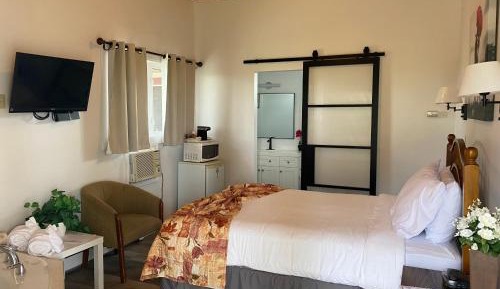 Queen Suite with Spa Bath - Non-Smoking
