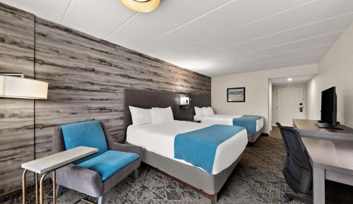 Queen Room with Two Queen Beds and Roll-In Shower - Mobility Accessible/Non-Smoking