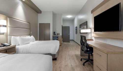Queen Room with Two Queen Beds and Roll-In Shower - Disability Access