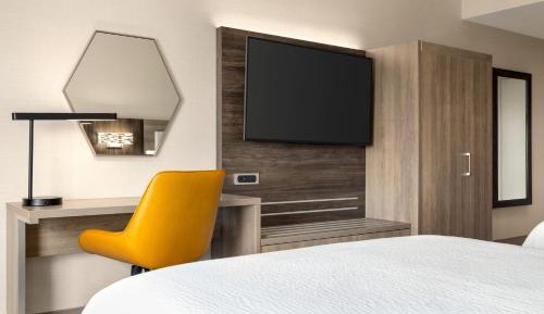 Standard King Room with Mobility Accessible Tub
