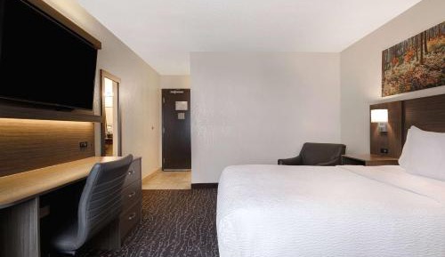 Queen Room with Two Queen Beds, Mobility Access and Bathtub with Grab Bars, Non-Smoking