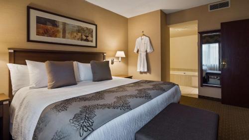 One-Bedroom King Suite with Jetted Tub