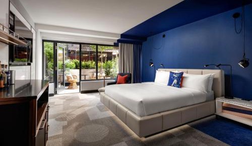 Premier King Room with Terrace and Courtyard View