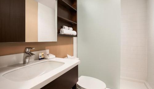 Queen Studio Suite with Roll-In Shower - Mobility Accessible/Non-Smoking