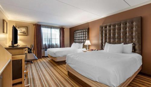 Queen Room with Two Queen Beds and Bath Tub - Mobility Accessible