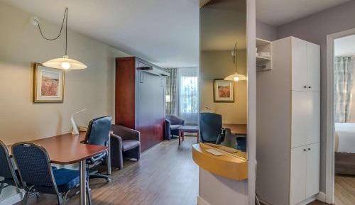 Queen Suite with Two Queen Beds - Non-Smoking - First Floor