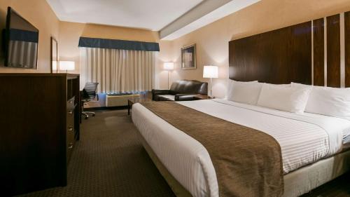 One-Bedroom Executive King Suite with Sofa Bed and Full Kitchen - Non-Smoking