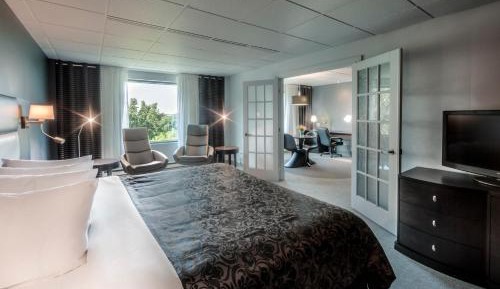 Signature Suite with River View