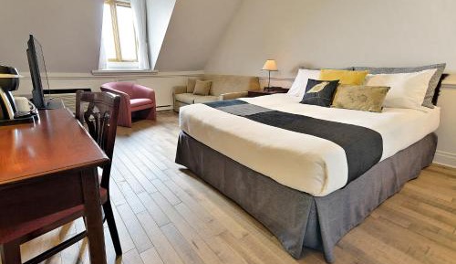 Hotel Queen Room