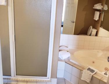 One-Bedroom King Suite Jetted Tub - Non-Smoking