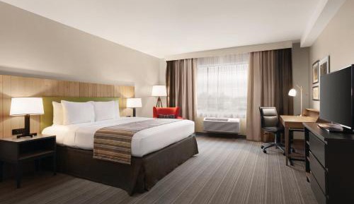 King Room with Roll-in Shower - Non-Smoking
