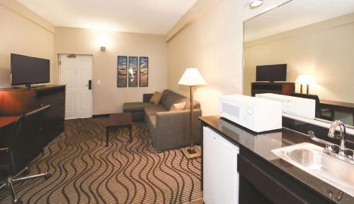 One-Bedroom King Suite - Non-Smoking