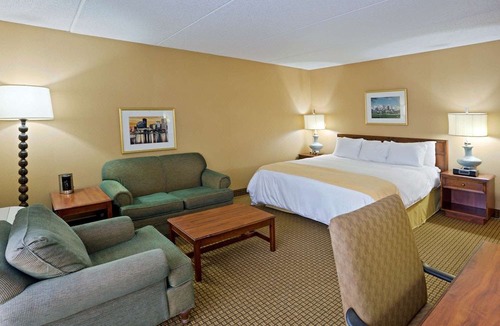 North Olmsted Hotel | Radisson Cleveland Airport