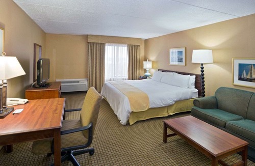North Olmsted Hotel | Radisson Cleveland Airport