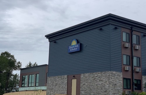 Duluth Hotel | Days Inn & Suites by Wyndham Duluth by The Mall