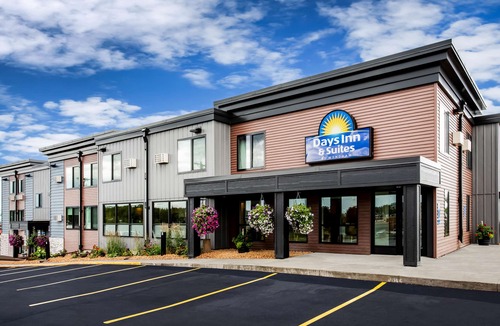 Duluth Hotel | Days Inn & Suites by Wyndham Duluth by The Mall