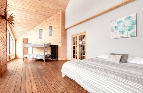 Sainte-Beatrix Ski Chalet | Chalet de l'Aube (cosy, very private chalet with beach access)