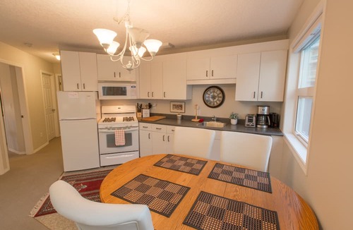 James Bay Apartment | Menzies Manor #4 Two BR Suite-Historic, Charming James Bay, Steps to the Ocean