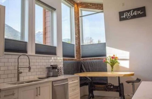 Squamish House | Serenity Haven: Captivating Sea To Sky Retreat