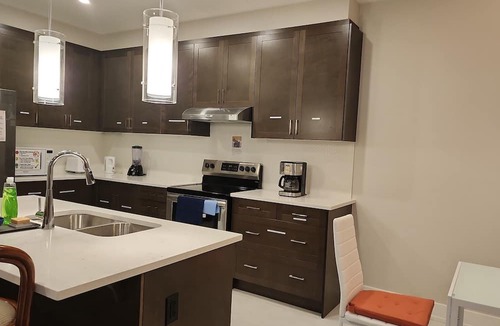 Ottawa Division House | Stylish 4BedRoom/3.5Bath in Ottawa: Modern Comfort+Self Check-In+Kitchen&Parking
