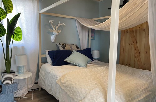 Ruthven House | Lakefront relaxation, hot tub, and adventure awaits at Seacliff Park and beach