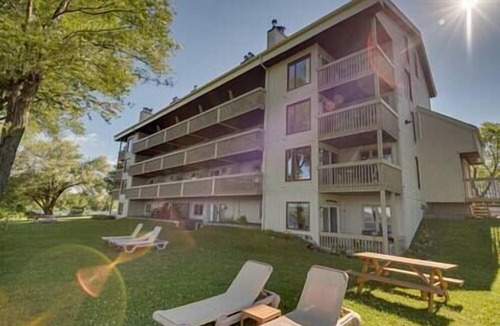 Magog Apartment | Condo Le Memphré *Bord de Lac*