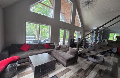 Mansfield-et-Pontefract Ski Chalet | Tranquility and peace are top of mind when visiting this Luxe Cabin!