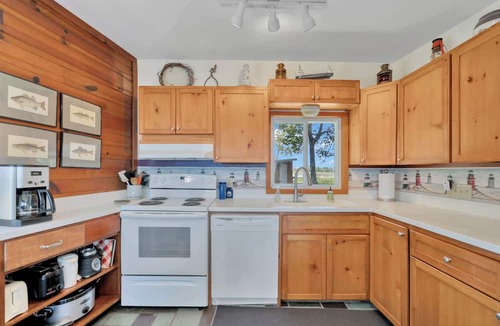 Kingsville Cottage | Twilight Watch - Charming 4-bedroom cottage with AC on Pelee Island