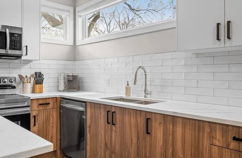 Banff Trail House | 2 King Bed | Sofa Bed | Garage | Min to UofC | NEW
