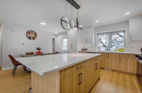 Northwest Calgary House | Spacious Retreat near Downtown&Airport, Free Park, AC, 2 Living Rooms, Backyard