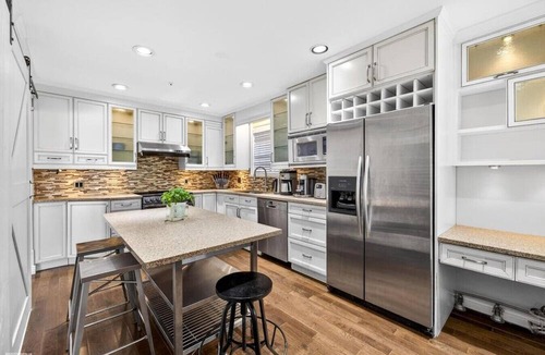 Killarney House | Modern 6BR |Near Downtown| Fast WiFi| Free Parking