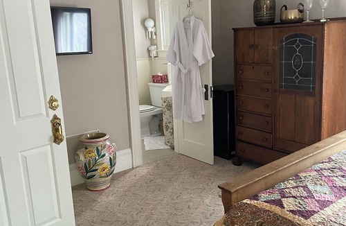 Canandaigua Bed & Breakfast | The Alfred Morris Gifford House has been lovingly renovated to anticipate the every need of travelers to the Finger Lakes area. Located in the heart of the Historic District, the Inn is a short walk to restaurants, historical sites, shops, as well a