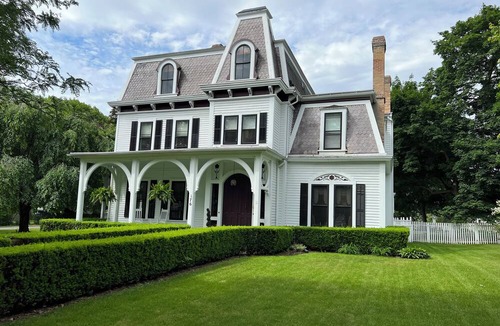 Canandaigua Bed & Breakfast | The Alfred Morris Gifford House has been lovingly renovated to anticipate the every need of travelers to the Finger Lakes area. Located in the heart of the Historic District, the Inn is a short walk to restaurants, historical sites, shops, as well a