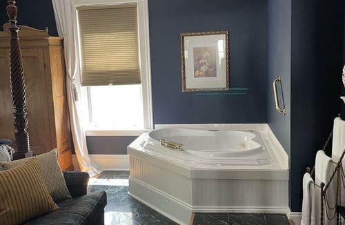 Canandaigua Bed & Breakfast | The Alfred Morris Gifford House has been lovingly renovated to anticipate the every need of travelers to the Finger Lakes area. Located in the heart of the Historic District, the Inn is a short walk to restaurants, historical sites, shops, as well a