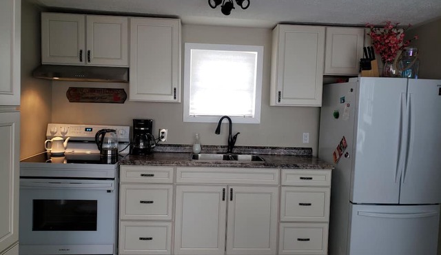Beautiful Cozy Cottage a Mere 10 Minute Walk to the Scenic Shores of Lake Erie!