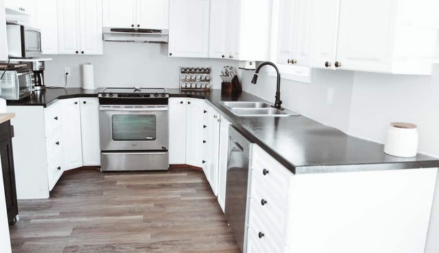 Spacious 4 Bedroom, 3 Bath Family & Dog-Friendly