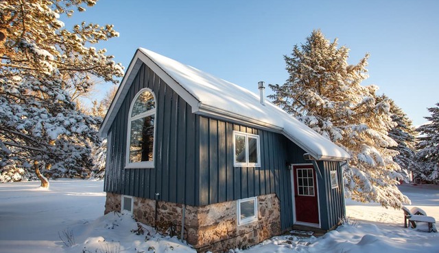 The MEADOWLARK Guest house | Character-filled farm guest house on 8 acre
