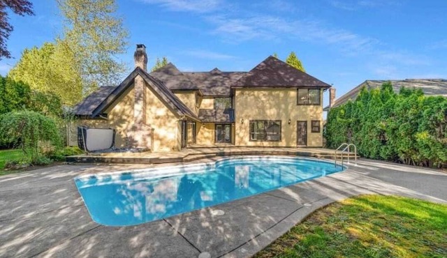 6 bdrm home w pool/hot tub/pool table/bar/kareoke