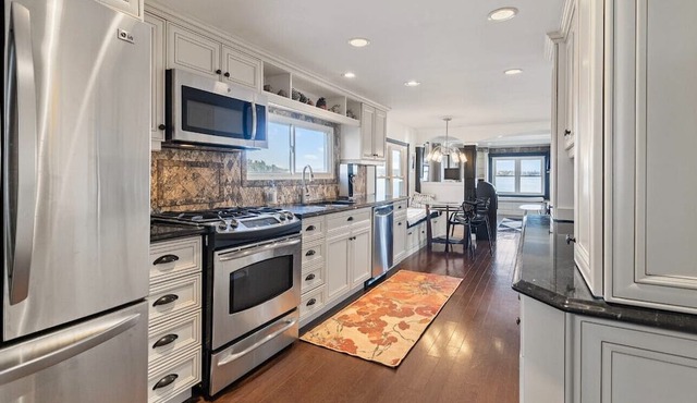 Luxury Waterfront Residence in exclusive Lily Bay (seasonal discount)